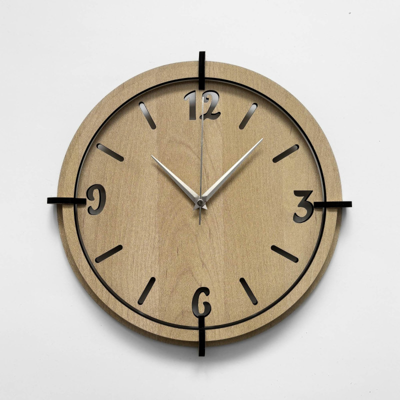 Ceas de perete modern din lemn, cu cifre 3D din plastic și o ramă distinctivă, într-un decor natural.