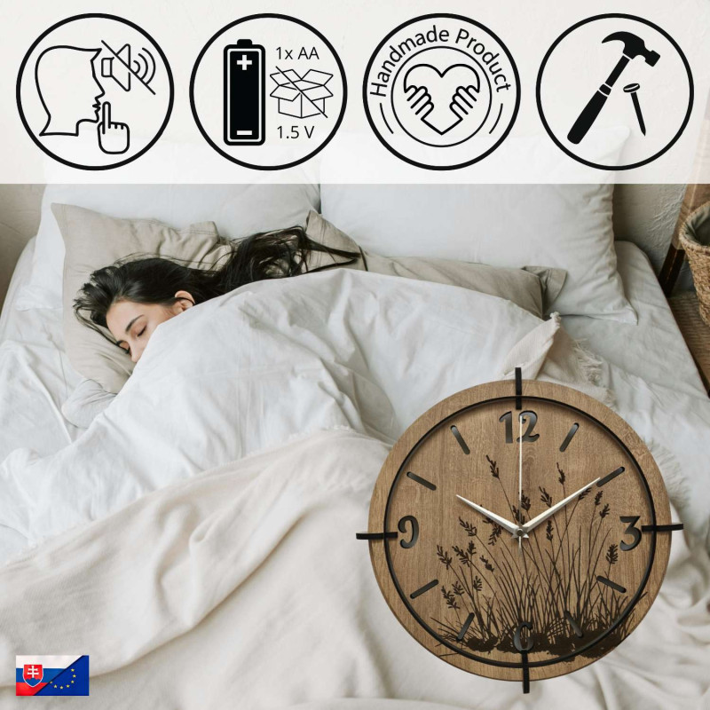 Ceas din lemn cu un motiv delicat de iarbă de pajiște și cifre elegante - ideal pentru sufragerie.
