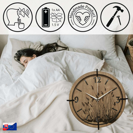 Ceas din lemn cu un motiv delicat de iarbă de pajiște și cifre elegante - ideal pentru sufragerie.