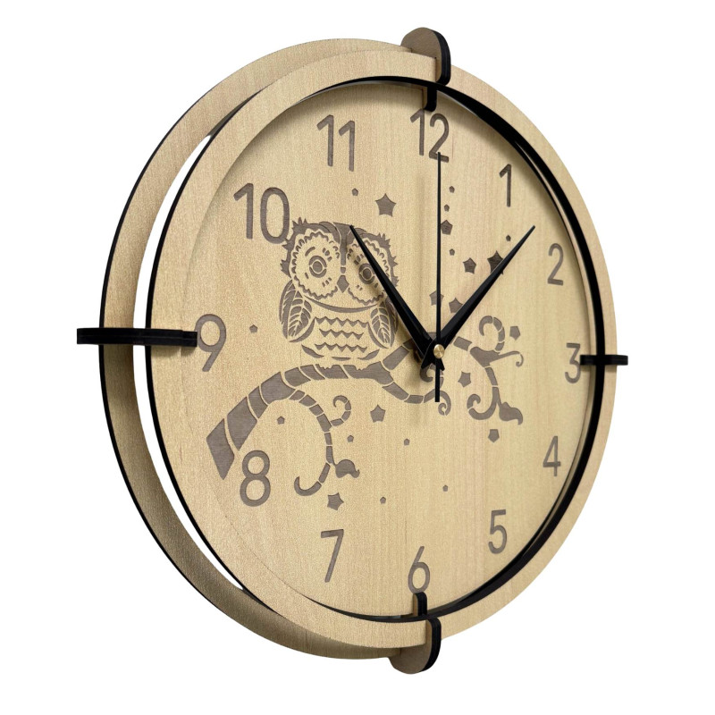 Ceasul de perete pentru copii cu bufniță, realizat din lemn de arțar, aduce pace și jucăușenie.