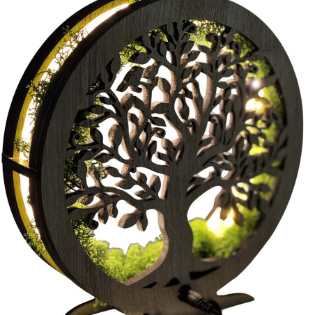 O vedere de aproape a unui Copac al Vieții din lemn, iluminat din spate, înconjurat de mușchi.