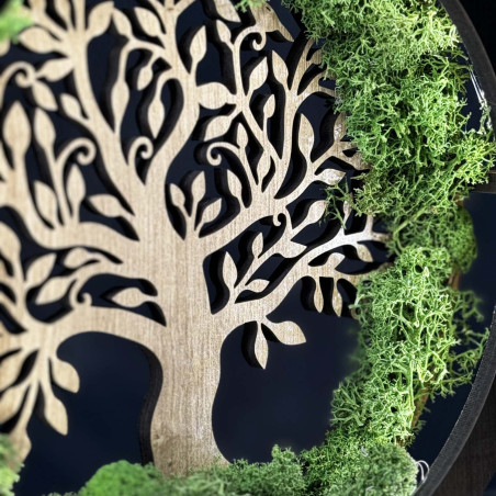 O vedere de aproape a unui Copac al Vieții din lemn, iluminat din spate, înconjurat de mușchi.