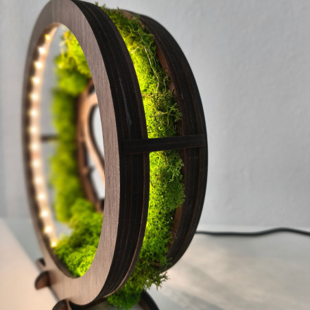 Lampă LED din lemn cu inimă și cruce. Mușchi natural și lumină caldă pentru casa ta.