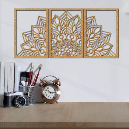 O mandală și un ceas sculptate cu precizie. O combinație de artă și material natural.