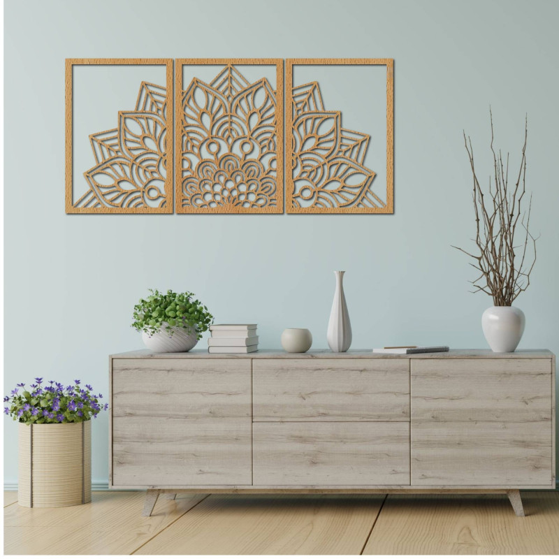 O mandală și un ceas sculptate cu precizie. O combinație de artă și material natural.