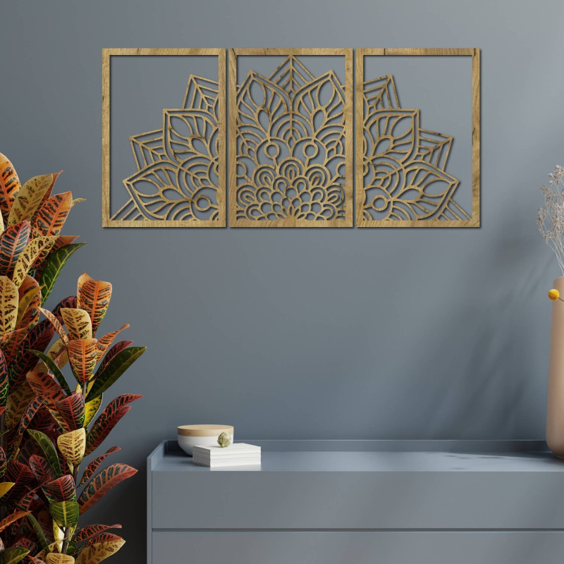 O mandală și un ceas sculptate cu precizie. O combinație de artă și material natural.