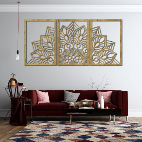 O mandală și un ceas sculptate cu precizie. O combinație de artă și material natural.