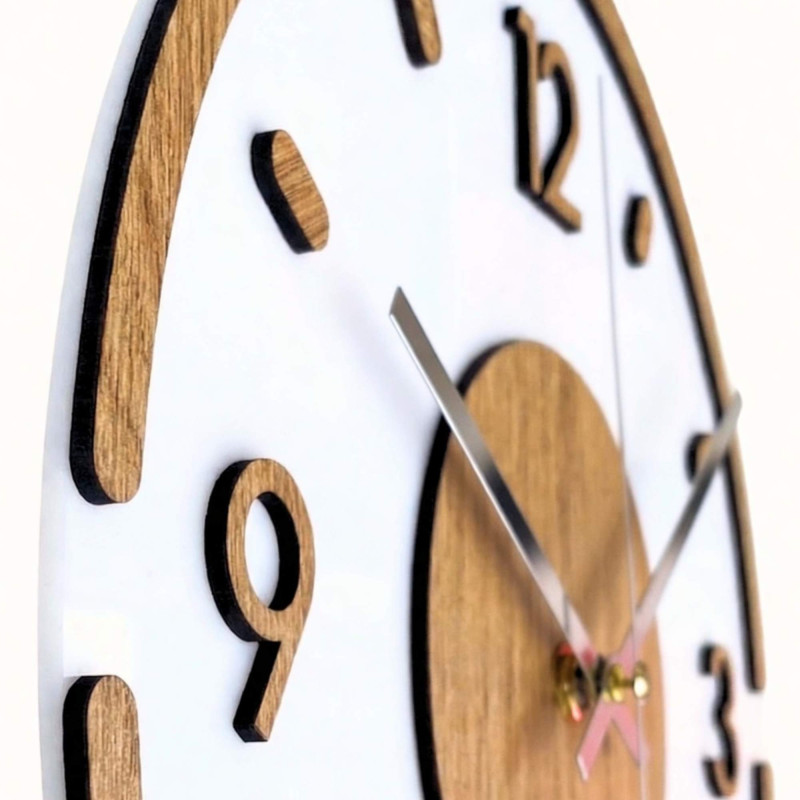 Ceas de perete silențios: cadran alb, cifre din lemn, ace argintii.