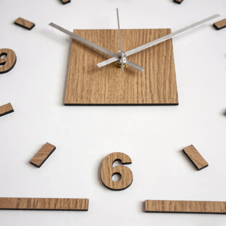Ceas de perete de design din HDF, model stejar și plexiglas alb