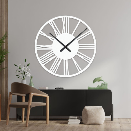 Ceas de perete cu cifre romane și ace argintii, decor