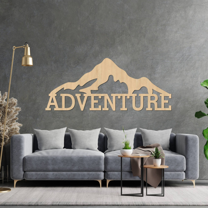 Imagine sculptată în lemn pe peretele muntelui...