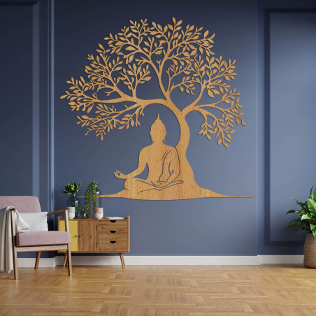 Brad decorativ cu un Buddha meditativ în decor din lemn