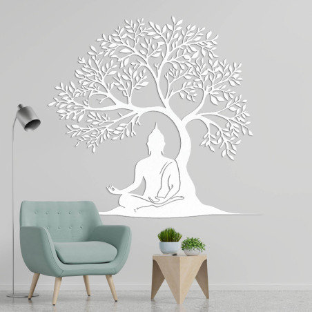 Brad decorativ cu un Buddha meditativ în decor din lemn