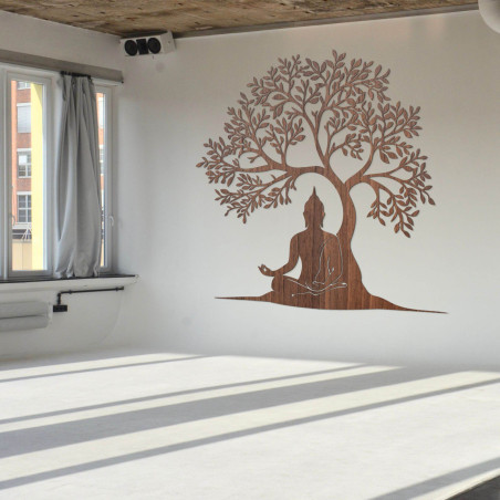 Copacul vieții din lemn cu o siluetă liniștită a lui Buddha