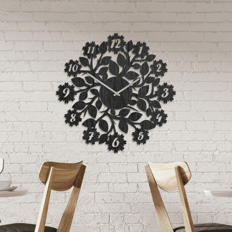 Ceas elegant din lemn, cu funcționare silențioasă și un motiv floral delicat.