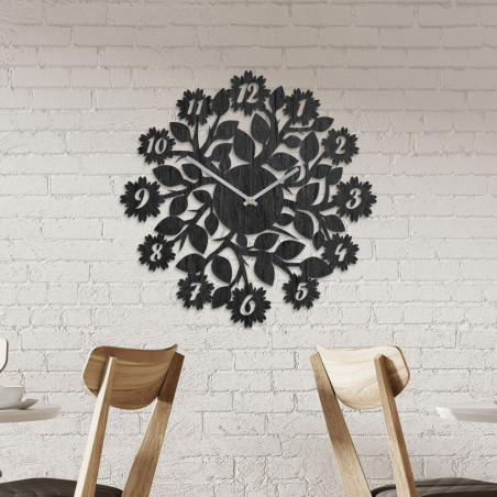 Ceas elegant din lemn, cu funcționare silențioasă și un motiv floral delicat.