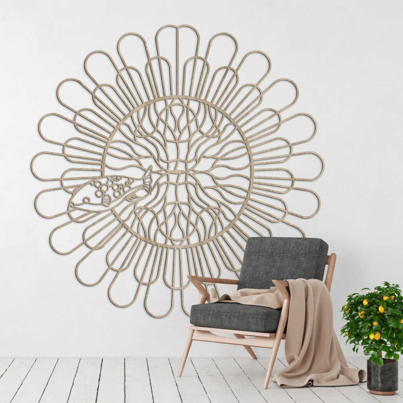 Mandala din lemn negru cu pește pe un perete alb într-un apartament modern