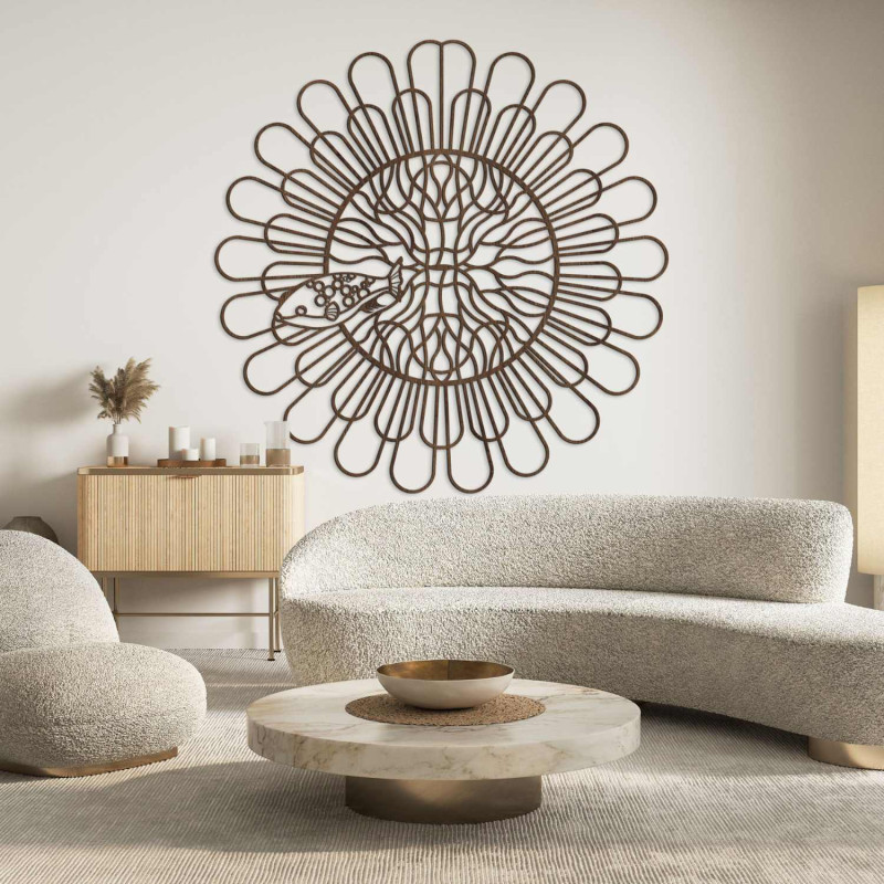 Mandala din lemn negru cu pește pe un perete alb într-un apartament modern