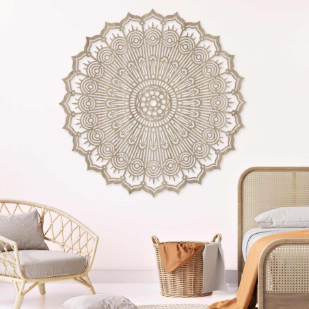 Mandala sculptată maro, panou circular din lemn. Artă geometrică și decorațiune ornamentală pentru casă.