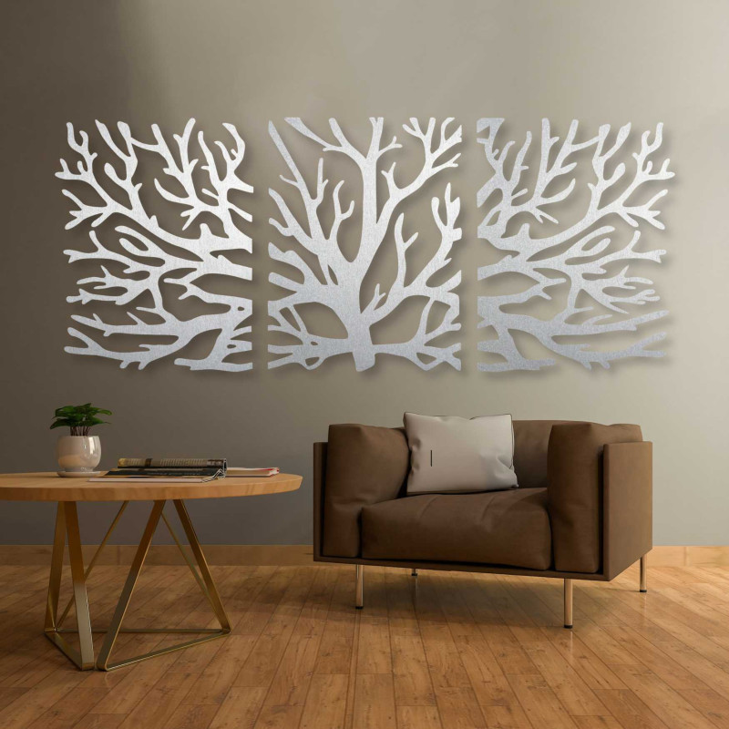 Decorațiune murală în formă de brad, formată din trei piese - o combinație de design modern și natural.
