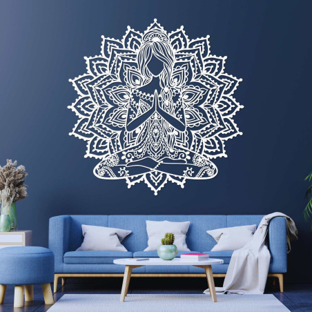 Mandala din lemn pentru yoga, femeie pe perete - decor modern pentru un interior liniștit.
