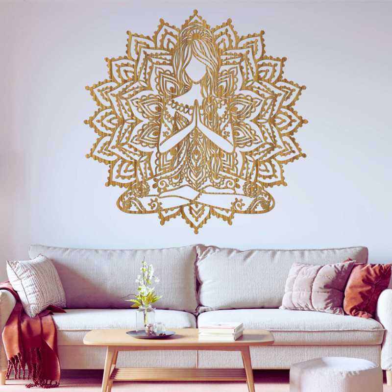 Mandala cu o femeie yoga din lemn - o decorațiune armonioasă pentru o casă modernă.
