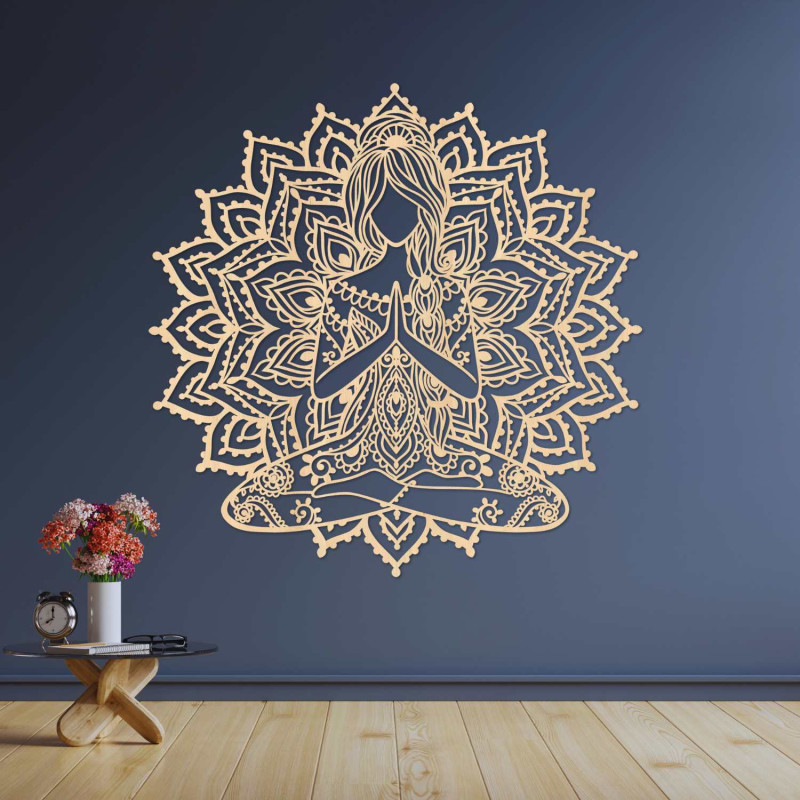 Mandala cu o femeie yoga din lemn - o decorațiune armonioasă pentru o casă modernă.