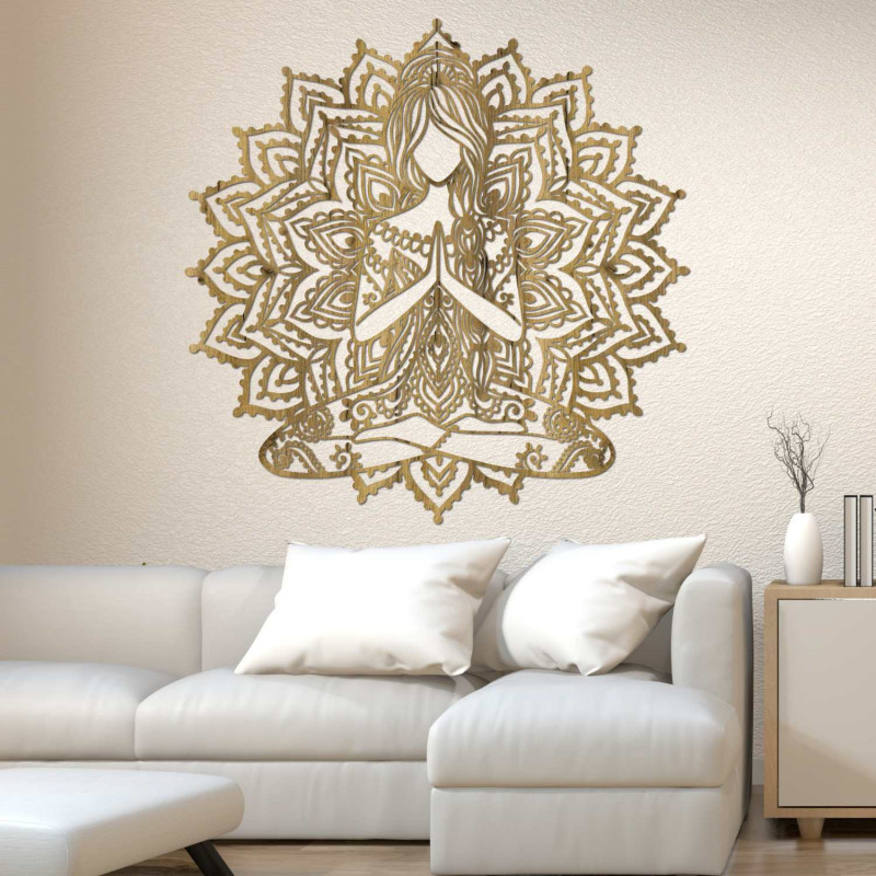 Mandala cu o femeie yoga din lemn - o decorațiune armonioasă pentru o casă modernă.