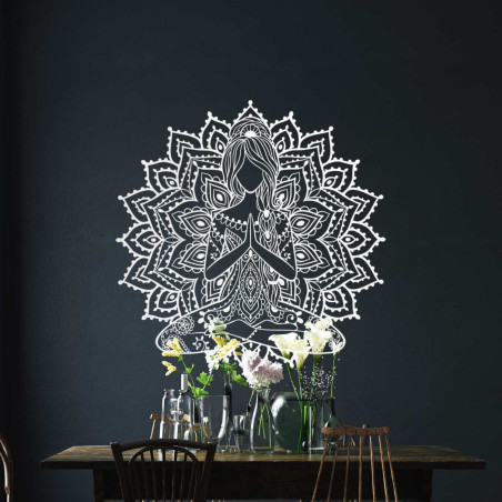Mandala de design din lemn cu motiv yoga - decorațiune murală 3D pentru sufragerie, cu un efect armonios.