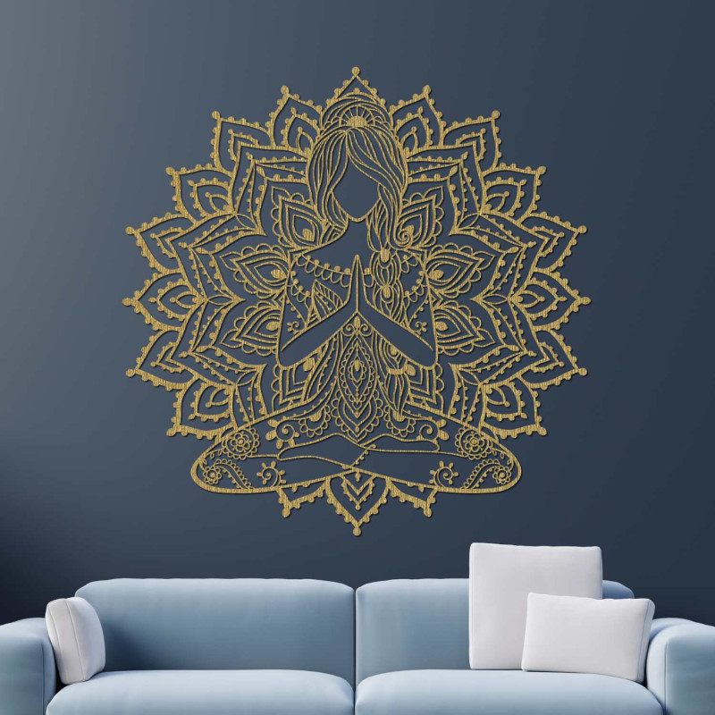 Elegantă mandală din lemn pentru yoga, femeie, pe perete - un plus stilat pentru sufragerie, cu un design modern și echilibru.