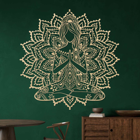 Elegantă mandală din lemn pentru yoga, femeie, pe perete - un plus stilat pentru sufragerie, cu un design modern și echilibru.