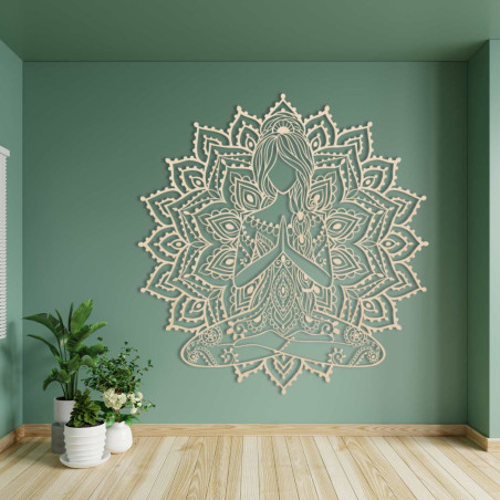 Elegantă mandală din lemn pentru yoga, femeie, pe perete - un plus stilat pentru sufragerie, cu un design modern și echilibru.