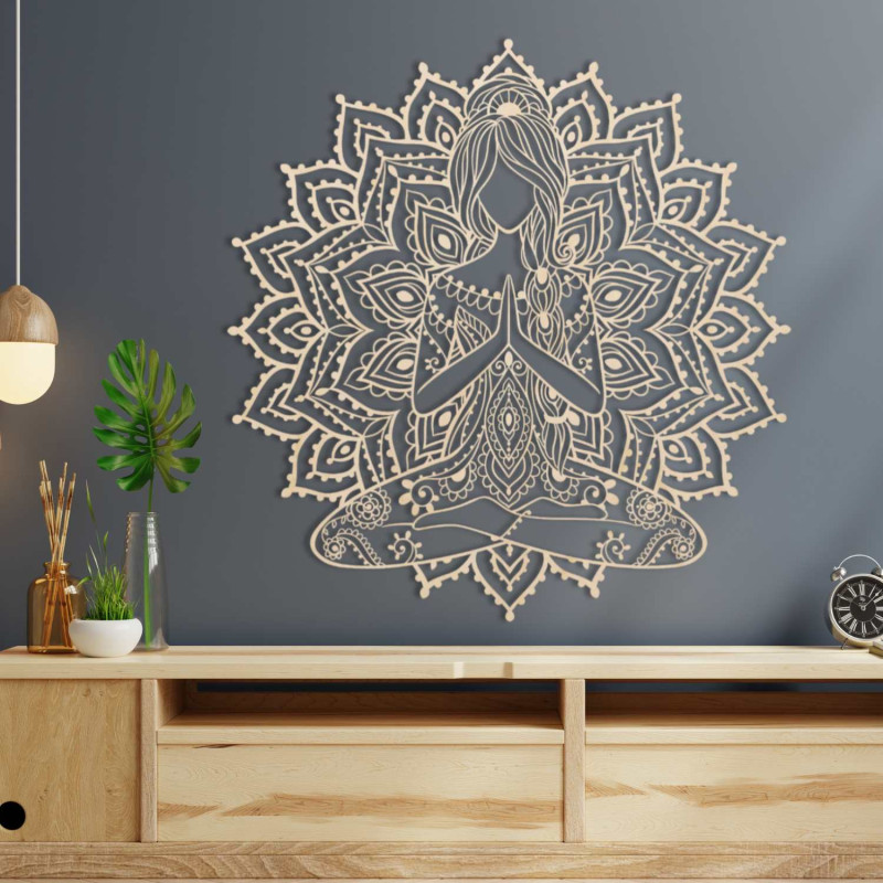 Elegantă mandală din lemn pentru yoga, femeie, pe perete - un plus stilat pentru sufragerie, cu un design modern și echilibru.