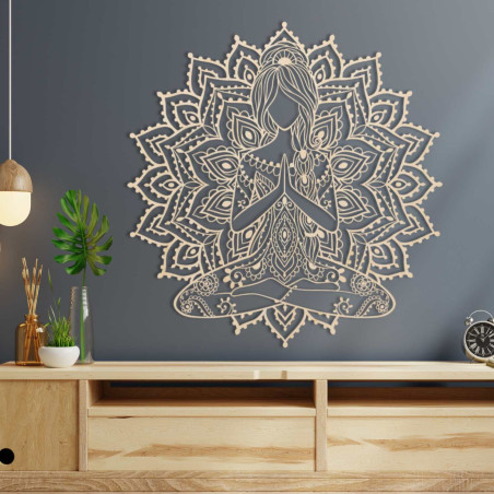 Elegantă mandală din lemn pentru yoga, femeie, pe perete - un plus stilat pentru sufragerie, cu un design modern și echilibru.
