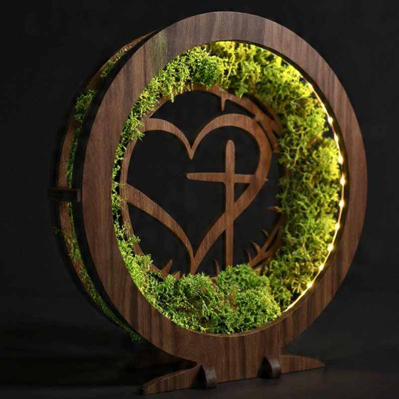 Decor elegant cu motiv spiritual. Lampă LED cu mușchi într-un decor elegant din lemn de nuc.
