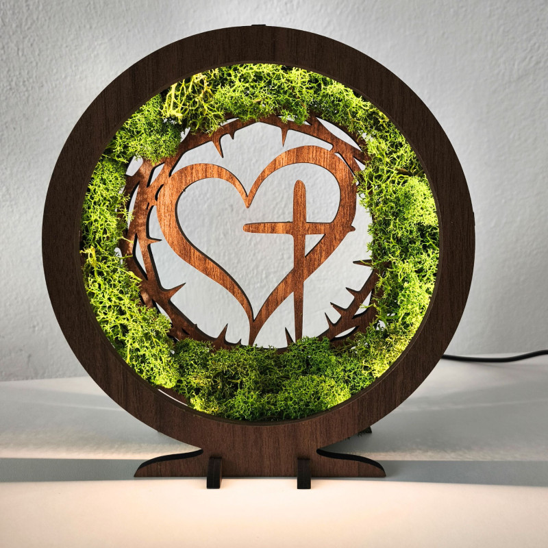 Decor elegant cu motiv spiritual. Lampă LED cu mușchi într-un decor elegant din lemn de nuc.