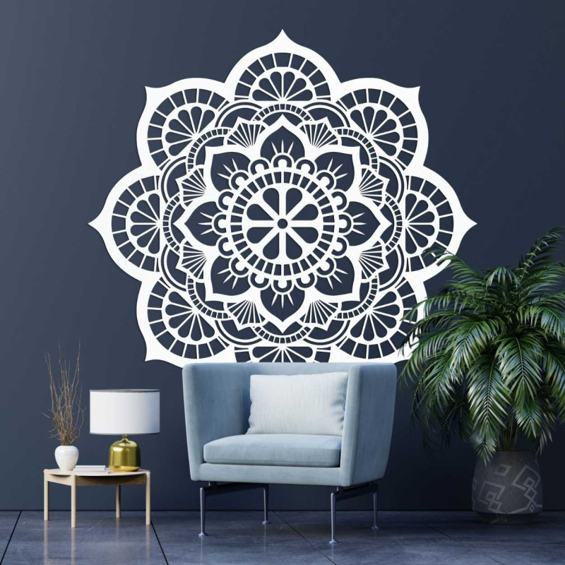 Mandala mare din lemn ca accesoriu elegant deasupra canapelei din sufragerie