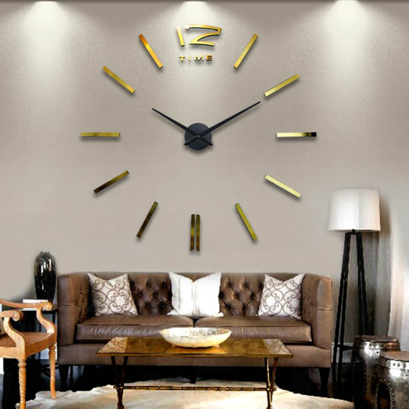 Ceas de perete modern cu design auriu pentru un dormitor elegant