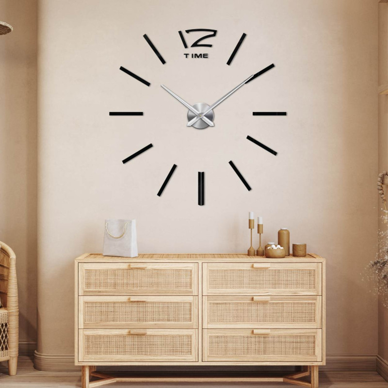 Ceas de perete modern cu design auriu pentru un dormitor elegant