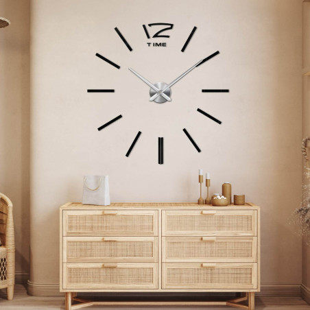 Ceas de perete modern cu design auriu pentru un dormitor elegant