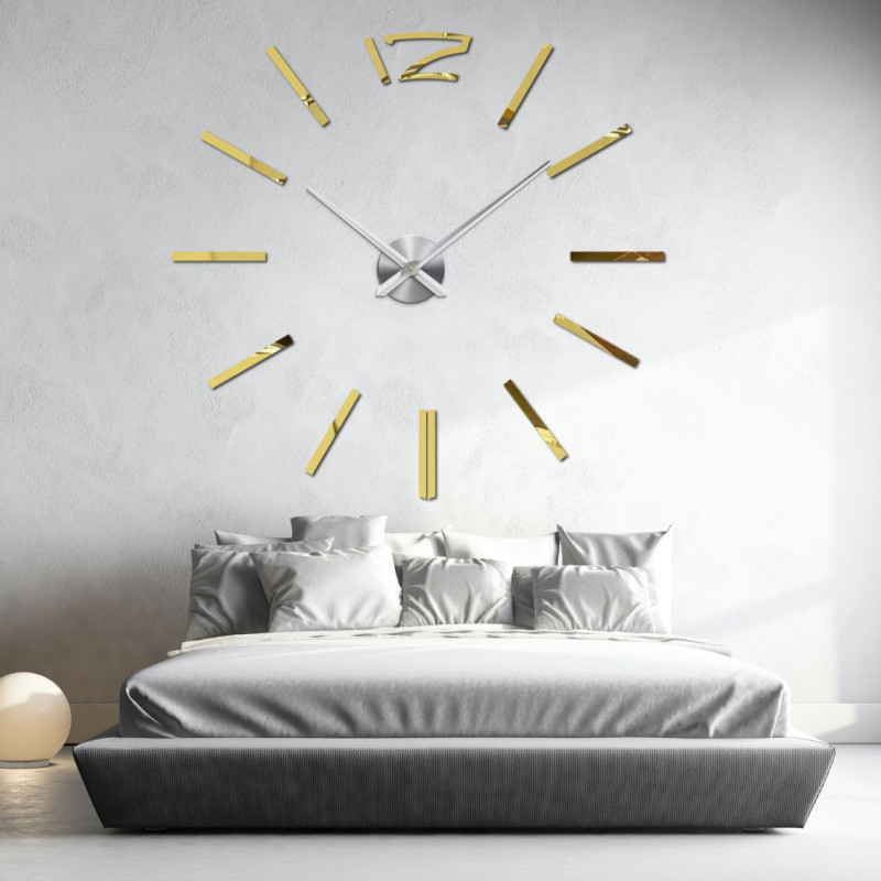 Ceas de perete modern cu design auriu pentru un dormitor elegant