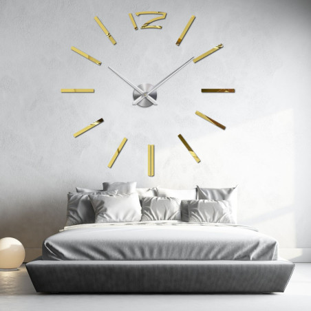 Ceas de perete modern cu design auriu pentru un dormitor elegant