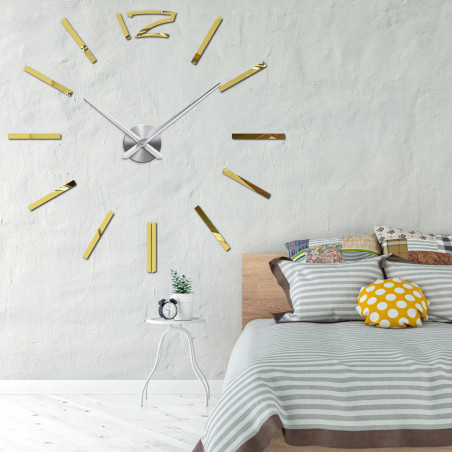Ceas de perete modern cu design auriu pentru un dormitor elegant
