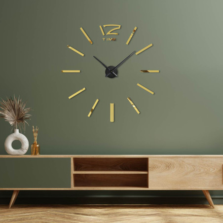 Ceas de perete DIY de lux cu detalii aurii și design minimalist