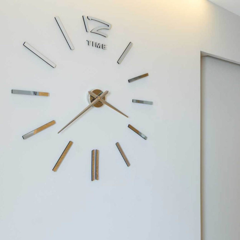 Elegant copac al vieții din lemn pe perete, într-un design modern negru, Ceas de perete mare auriu pentru un interior modern și 