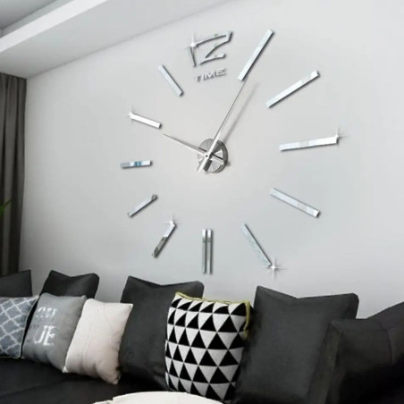Elegant copac al vieții din lemn pe perete, într-un design modern negru, Ceas de perete mare auriu pentru un interior modern și 