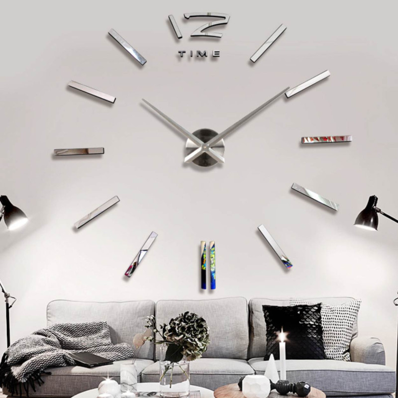 Ceas de perete mare, auriu, pentru un interior modern și elegant
