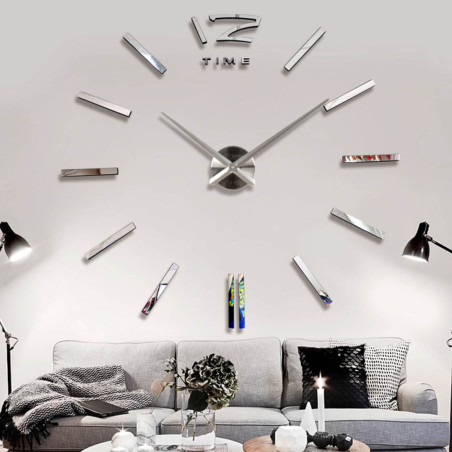 Ceas de perete mare, auriu, pentru un interior modern și elegant