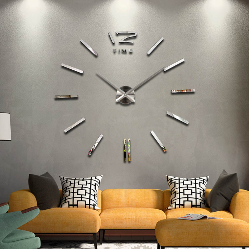 Ceas de perete mare, auriu, pentru un interior modern și elegant