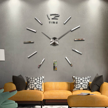 Ceas de perete mare, auriu, pentru un interior modern și elegant